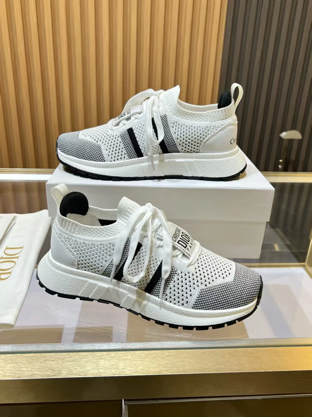 👟👟Ex-factory price 460👟👟 DIOR CHRONO Dior's new high-version, casual, business, all-in-one sports shoes. Simple and super versatile. The upper is equipped with a Logo cloth label. The upper is perfect and luxurious, and can be matched with any spring, summer, autumn and winter clothing. The upper foot is even more comfortable! The original material is disassembled and reproduced perfectly. The fly-woven upper is breathable and comfortable. The original super lightweight TPU absorbent film anti-slip outsole. Unique. Full of details. Fine workmanship. Worth owning. Equipped with original packaging at the counter. 3 colors available SIZE: 35--40 (41 can be customized)